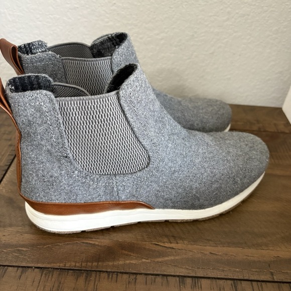 BOC Born Boots Womens 8-9 Kara Ankle Chelsea Booties Gray Faux Wool Pull On - Picture 3 of 9